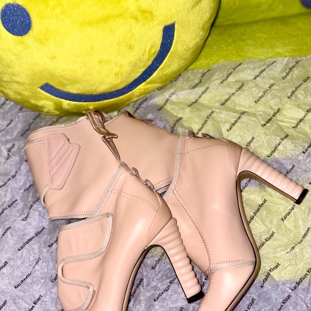 Kylie Jenner’s Vitello Logo Tape Promenade Ankle Boots 38.5 - Picture 7 of 9